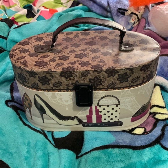 Fancy girly organizer caboodle with shoes on it - Picture 2 of 7